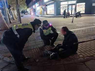 郑州市上街区济源路街道巡防队员及时救助酒醉男子冬夜暖人心